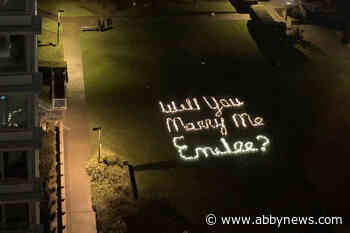 Vancouver’s Christmas-light marriage proposal will celebrate wedding in Abbotsford