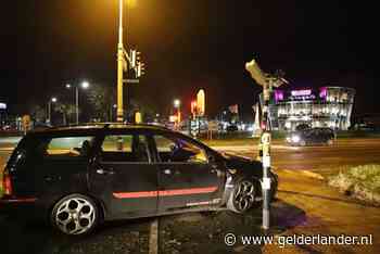 Beschonken bestuurder ramt stoplicht in Tiel