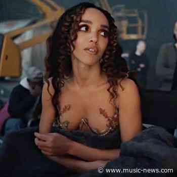 FKA twigs rallies against 'screen gazing'