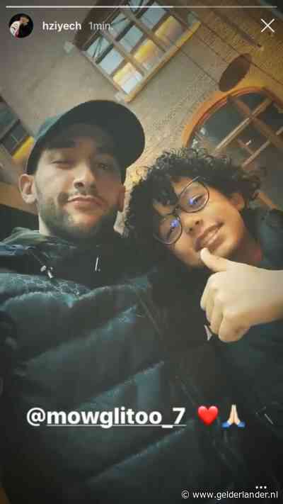 Ziyech eindelijk herenigd met jonge veldbestormer