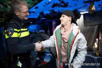 Dakloze Anthony (33) krijgt warme jas van wijkagent William en blijft zingen: ‘Ik viel in slaap onder de sterren’