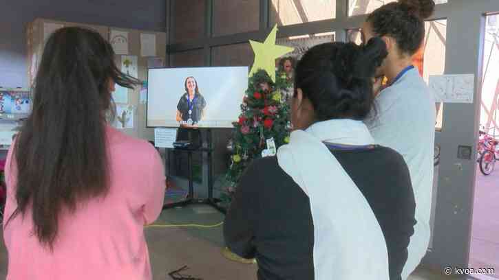 Students assisting migrant shelter through new program