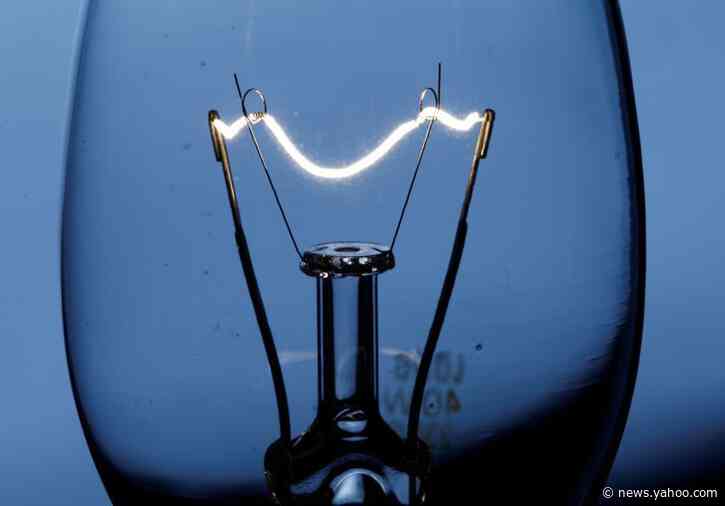 U.S. rolls back standards on energy saving light bulbs