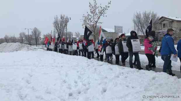 Provincial employees rally against budget cuts in Okotoks