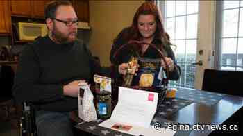 Saskatoon man receives holiday gift basket after falling on hard times