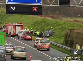 Auto's botsen op A50 en vliegen samen over de vangrail: lichte verwondingen en file