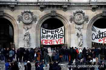 Parijse ballerina's dansen Zwanenmeer uit protest tegen afschaffen van pensioen op 42ste