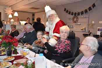 Kerstman verrast bewoners verpleeghuis Pieter Pauw in Wageningen met oliebollen