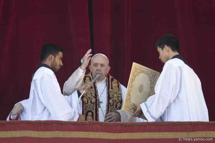 Pope offers hope against darkness in Christmas Day message