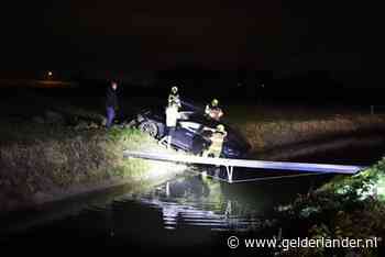 Twee gewonden doordat Tesla uit de bocht vliegt en in de sloot belandt in Tiel