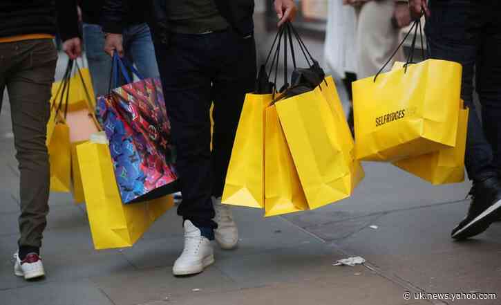 Rain keeps UK Boxing Day shoppers at home