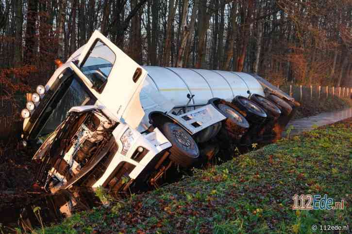 Melkwagen schuift de sloot in langs de A30 in Lunteren