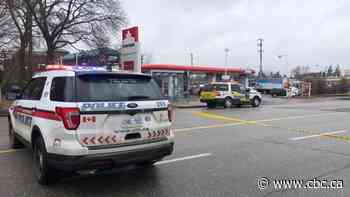 Police surround suspect 'contained' in Richmond Hill home after shooting