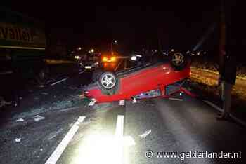 Mislukte inhaalmanoeuvre: auto schiet in de berm en knalt daarna tegen geparkeerde vrachtwagen