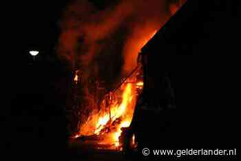 Aangestoken containerbrand slaat over naar aanbouw bij woning in Loo
