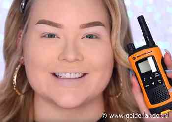 Nikkie Tutorials praat in gigantisch huis via walkietalkie met verloofde