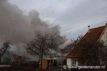 Brandweerman gewond bij blussen brand aan schuur in Dodewaard