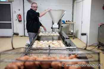 KIJKEN! Meesterbakker Aloys bakt duizenden en duizenden oliebollen