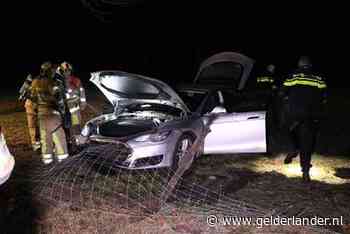 Elektrische auto rijdt door hekwerk en belandt in weiland in Ederveen