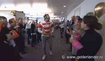 Deze medewerker krijgt onverwachts bijzonder afscheid: ‘Er stonden bijna 250 mensen in de gangen’