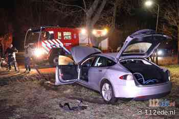 Tesla vliegt uit de bocht in Ederveen