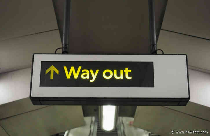 Bitcoin Traders are Exiting Bullish Positions En Masse, Data Shows