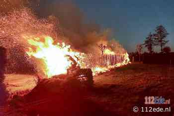 Heg in vlammen door vuurpijl aan de Hoge Valkseweg in Lunteren
