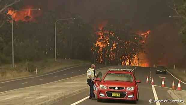 Thousands to sleep at beaches as fires encircle Australian towns