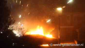 Vuurwerk gaat af tijdens autobrand in Apeldoorn, schade aan drie auto's