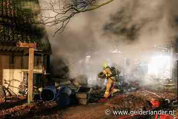 Grote brand legt schuur in Barneveld deels in de as