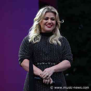 Kelly Clarkson treats airplanes like her office