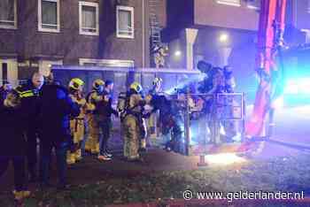 Zwaargewonden bij grote brand flat Den Haag, bewoners met hoogwerkers uit huis gehaald