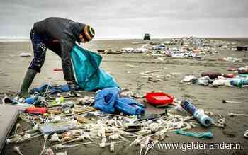 Een jaar na de containerramp ligt er nog 800.000 kilo afval in zee