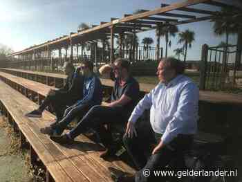 Supporter Boumans langs de lijn bij  Superboeren in Spanje: ‘Leuk om mee te maken’
