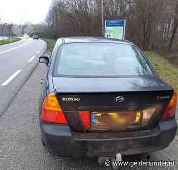 Man smeert modder op kentekenplaat en wil niet vertellen waarom