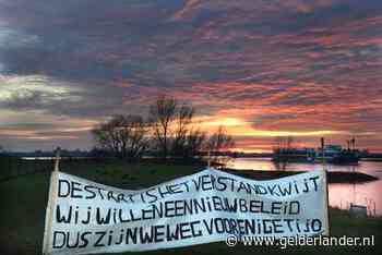 Friezen halen loodzwaar stalen kunstwerk weg: 'We zorgen altijd dat we niets beschadigen'