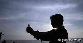 Selfies scratch social approval itch for narcissists : U of A psych prof’s study