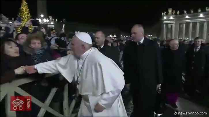 Pope's bodyguards criticized over slapping incident