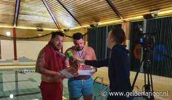 Eindelijk! Mark en Erik zijn 30 en hebben hun zwemdiploma A