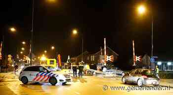 Vrouw neemt verkeerde afslag en komt met auto op spoor vast te zitten