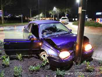 Automobilist ramt lantaarnpaal in Veenendaal