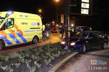 Automobilist (16) verliest macht over het stuur en ramt paal op rotonde in Veenendaal