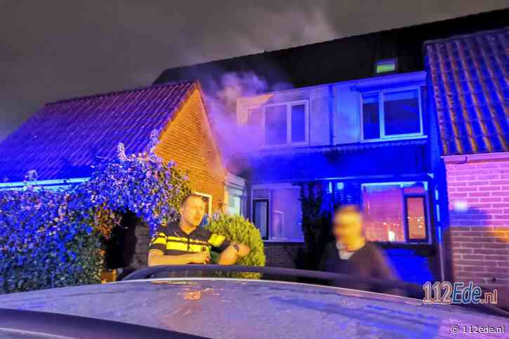 Jongetje door brandweer uit brandende woning in Ede gehaald