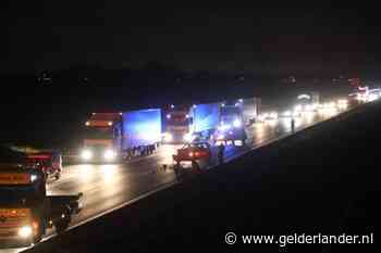 Kop-staartbotsing op A15 bij Tiel, andere auto's knallen achterop file
