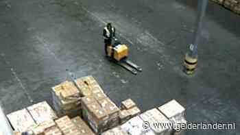 Brutale dieven laden voor drie miljoen euro aan elektronica in vrachtauto uit loods Schiphol