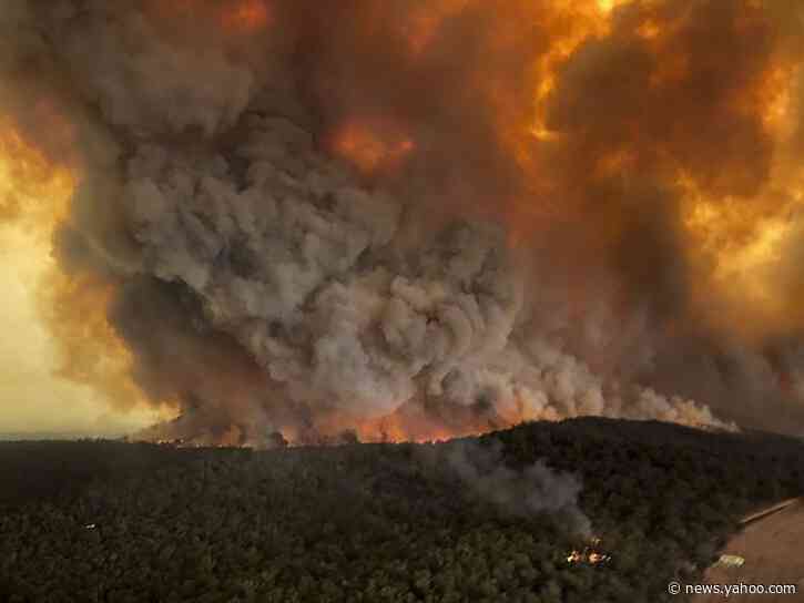US sends more firefighters to help battle Australia blazes