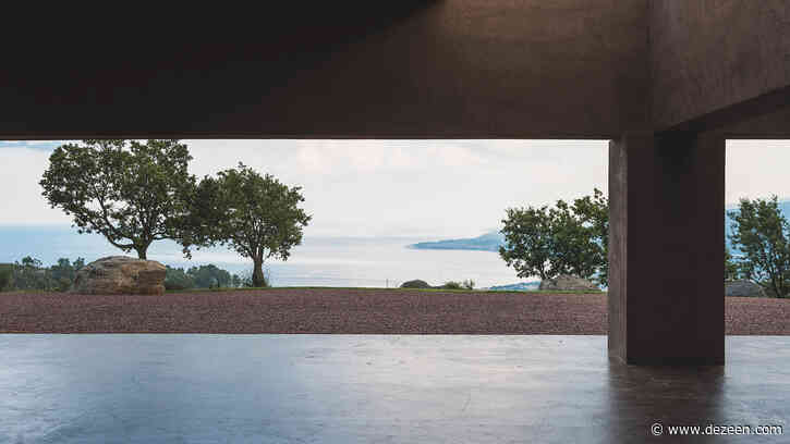 Villa RA features huge openings that frame views of the Italian coast