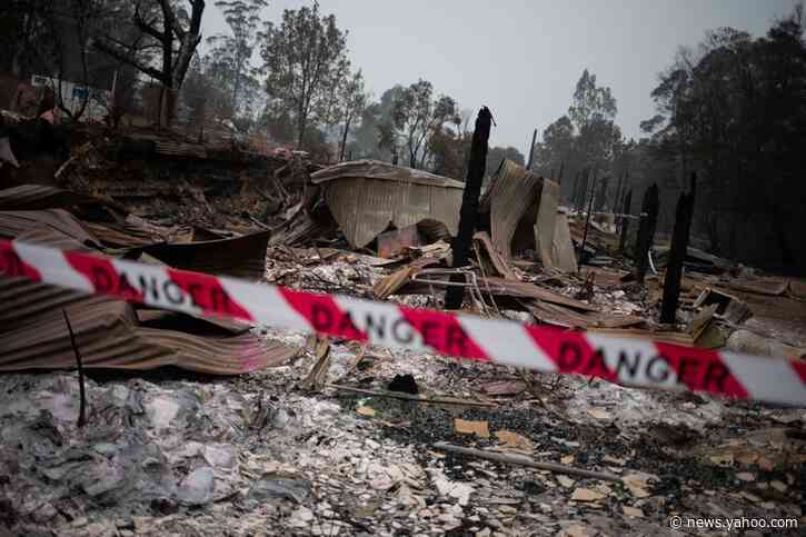 Don't be put off by fires, Australia tells tourists