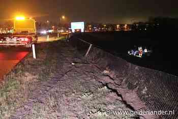 Automobilist mist afrit A30 en belandt in weiland