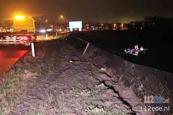Auto vliegt uit de bocht op afrit en belandt in weiland in Ede